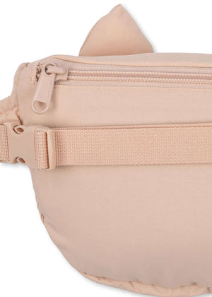Kinder-Bauchtasche Juno Kitty Cameo Rose von Konges Sløjd getragen