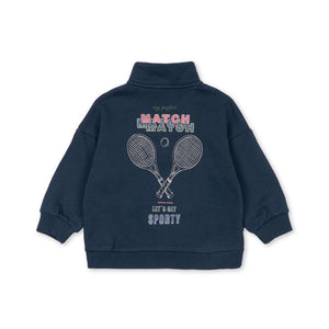 Lou Sweatshirt Spellbound von Konges Sløjd am Kind getragen