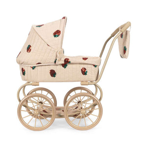 Konges Sløjd Minnie Puppenwagen Pram Strawberry im Spiel
