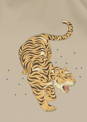 Langärmliges Ärmel-Lätzchen von Konges Sløjd, Tiger-Muster im Detail