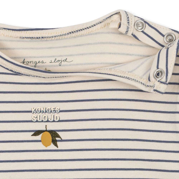 Konges Sløjd Body Basic Stripe Como – Druckknopf-Detail