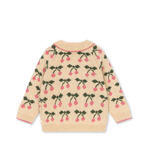 Strickjacke Belou Cherry von Konges Sløjd, Perlmuttknöpfe im Detail