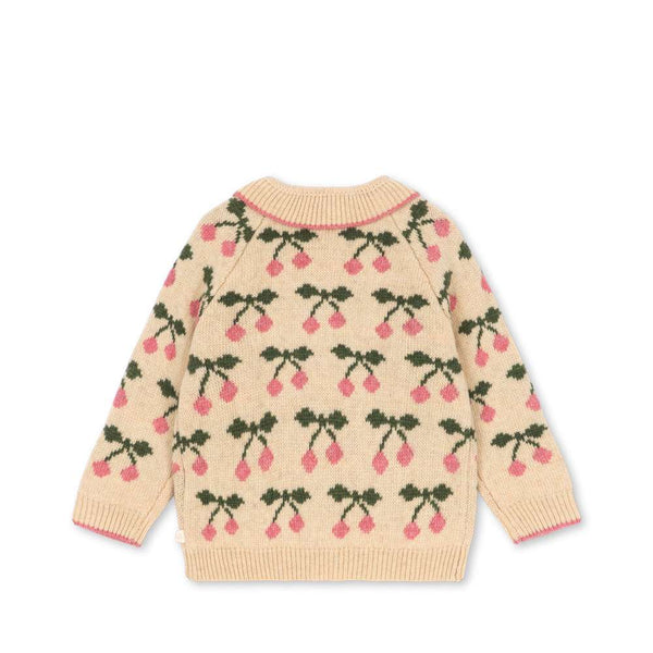 Strickjacke Belou Cherry von Konges Sløjd, Perlmuttknöpfe im Detail