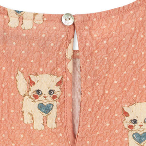 Konges Sløjd Kleid Elin mit ausgestelltem Rock, am Kind getragen