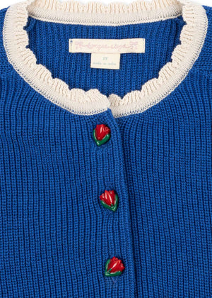 Strickjacke Lallo von Konges Sløjd am Kind getragen