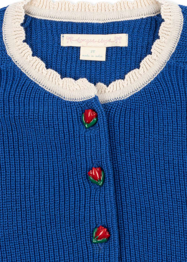 Strickjacke Lallo von Konges Sløjd am Kind getragen