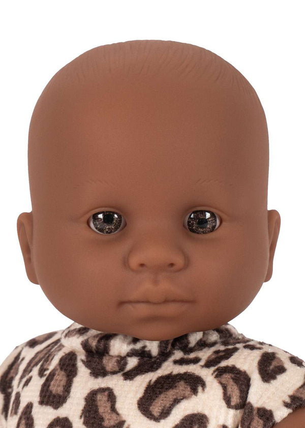 Konges Sløjd Mini-Puppe Leo – Detailansicht