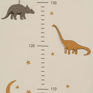 Grössenmesser Dino an der Kinderzimmerwand aufgehängt