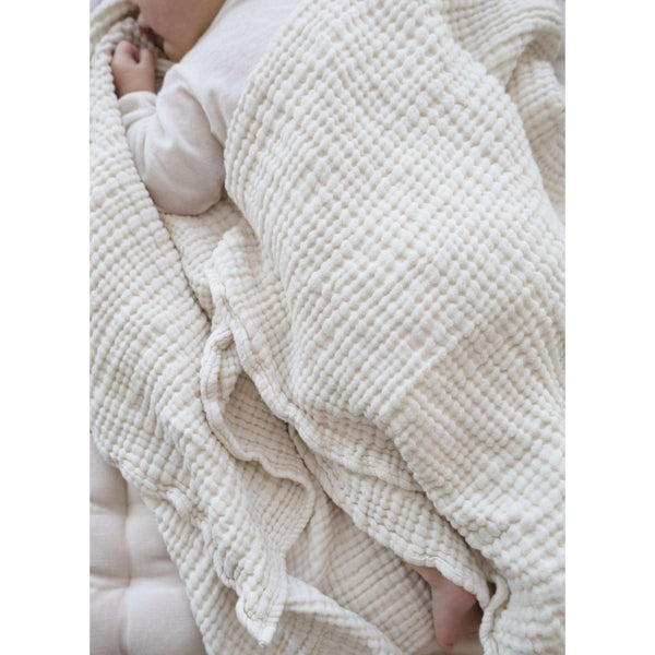 Pine Cone Swaddle Cream, Musselin-Struktur im Detail