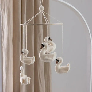 Schwäne des Sebra Babymobiles in verschiedenen Höhen