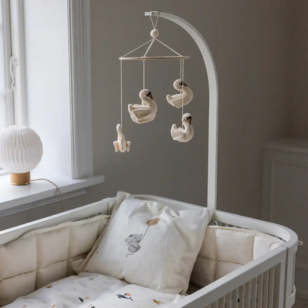 Mobilehalter Classic White von Sebra am Babybett befestigt