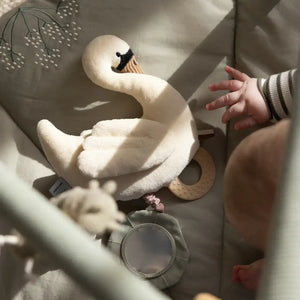 Sebra Hängespielzeug Schwan am Kinderwagen befestigt
