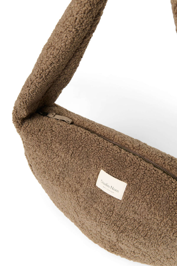 Studio Noos Brown Teddy Bag mit Platz für Handy und Schlüssel