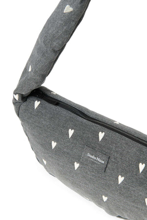 Studio Noos Denim Tasche Grey Hearts umgehängt getragen