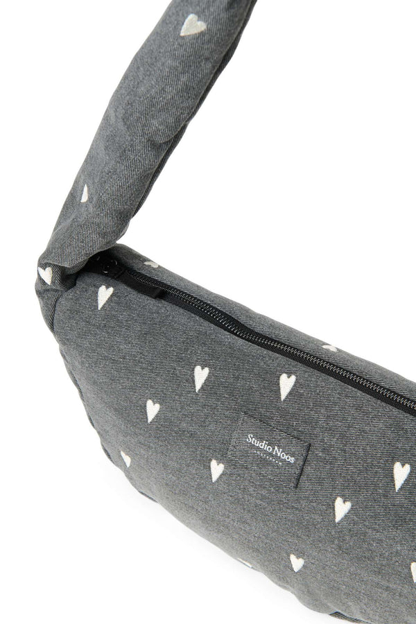 Studio Noos Denim Tasche Grey Hearts umgehängt getragen