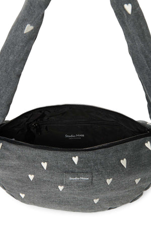Studio Noos Denim Mini Bag Grey Hearts, Jeansstoff in Nahaufnahme