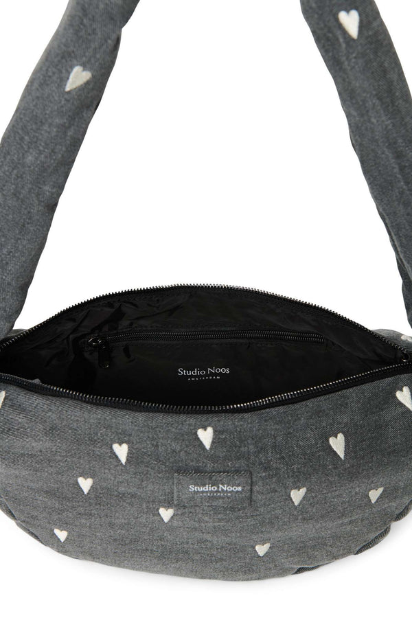 Studio Noos Denim Mini Bag Grey Hearts, Jeansstoff in Nahaufnahme