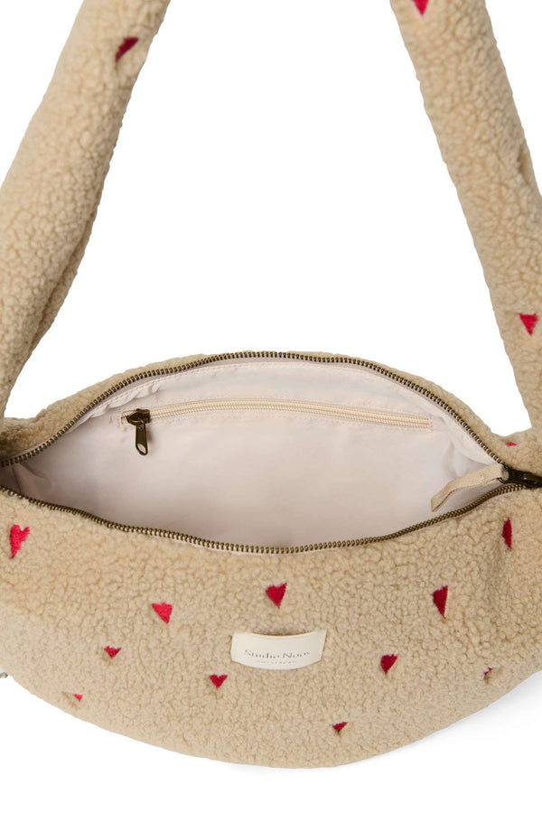 Studio Noos Ecru Teddy Hearts Bag mit Trageriemen unterwegs