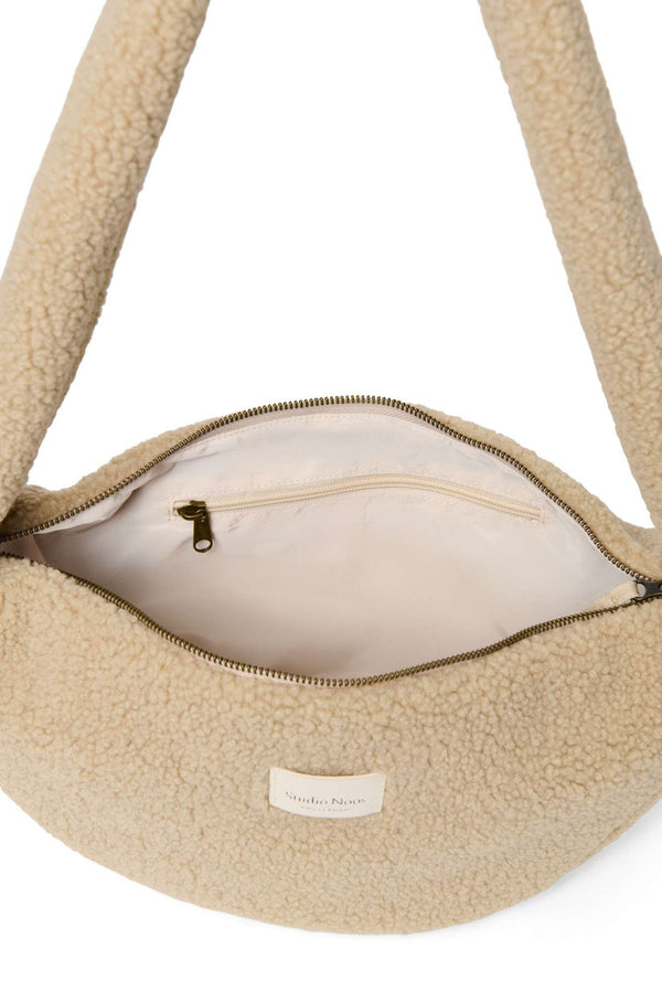 Studio Noos Teddy-Tasche Ecru, weiche Oberfläche im Detail