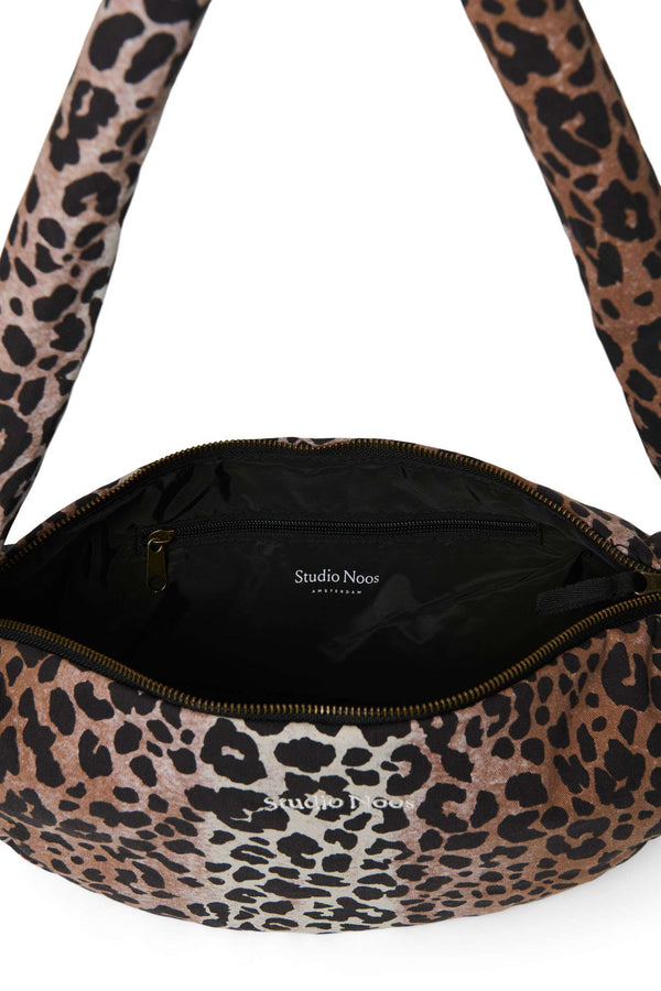 Studio Noos Soft Cotton Bag Hazel Leopard beim Tragen