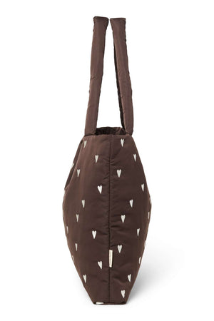 Studio Noos Wickeltasche Brown Hearts am Kinderwagen befestigt