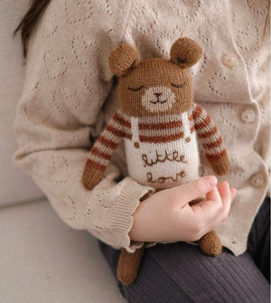 Main Sauvage Strickbär Teddy Little Love seitlich