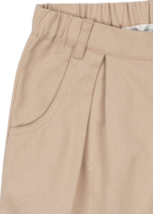 Kind trägt die Frankie Hose Oxford Tan von Konges Sløjd