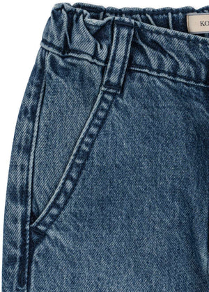 Kind trägt die Elba Flare Jeans von Konges Sløjd