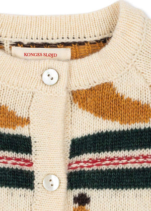 Rippensäume und Rundhalsausschnitt des Billi Cardigans