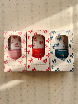 Twinkle Nagellack Red von Konges Sløjd auf Kinderfingernägeln
