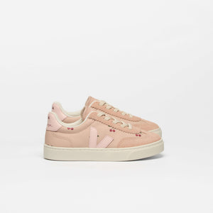 Small Volley Sneaker Cherry Petale von Veja x Konges Sløjd, Seitenansicht mit Wildleder-Einsätzen