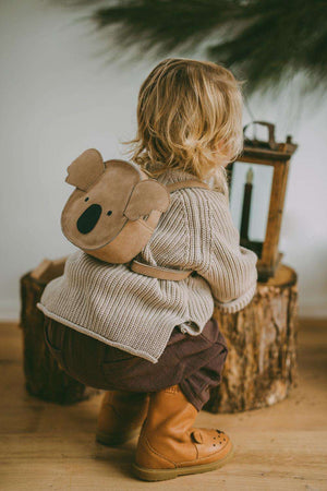 Donsje Kapi Rucksack Koala auf dem Rücken eines Kindes, Träger verstellbar