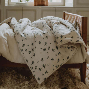 Garbo&Friends Musselin-Fixleintuch Blackberry auf dem Babybett
