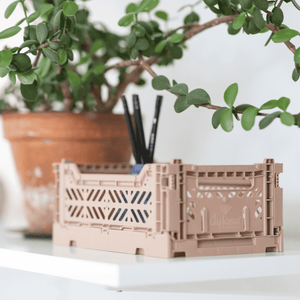 Gelbe Aykasa Mini-Box im Alltag mit Spielsachen gefüllt