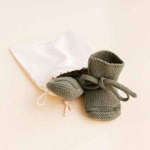 Hvid Booties Artichoke in sattem Grün für kleine Babyfüsse