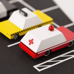 Candycar Ambulanz in Kinderhand, Grössenvergleich