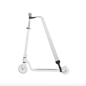 Ein Kind trägt den Scooter am rosa Banwood Gurt über der Schulter