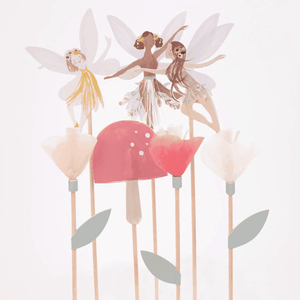 Sieben Meri Meri Fairy Cake Toppers auf Bambusstäbchen