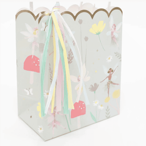 Bogenrand, gedrehte Papiergriffe und Bastquasten der Meri Meri Fairy Party Bags