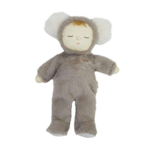 Ein Kind trägt die Cozy Dinkum Koala Moppet von Olli Ella im Arm