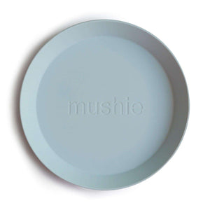 Kinderteller Powder Blue von Mushie auf dem gedeckten Tisch