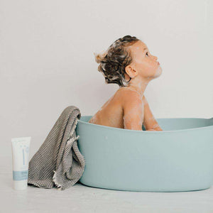 Waschgel von Naïf Care beim Baden, brennt nicht in den Augen